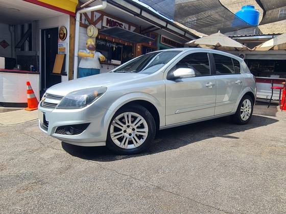 CHEVROLET VECTRA 2.0 MPFI GT HATCH 8V FLEX 4P MANUAL CHEVROLET VECTRA 2.0 MPFI GT HATCH 8V FLEX 4P MANUAL